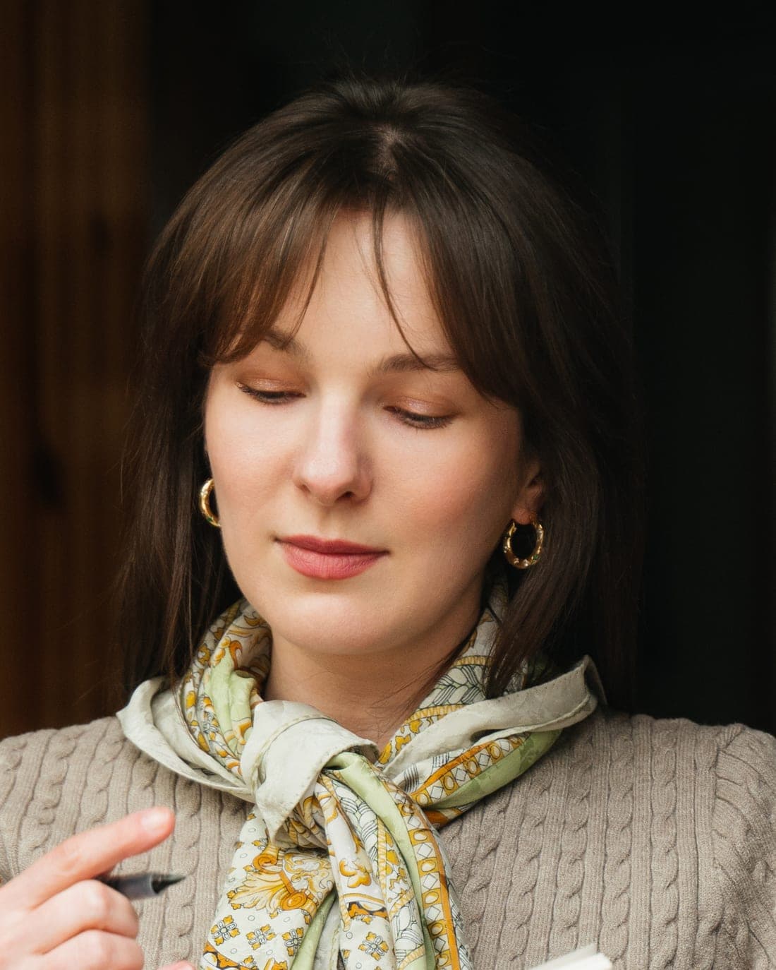 Agata Myśliborska-Błyskun patrzy w dół, na notatki
